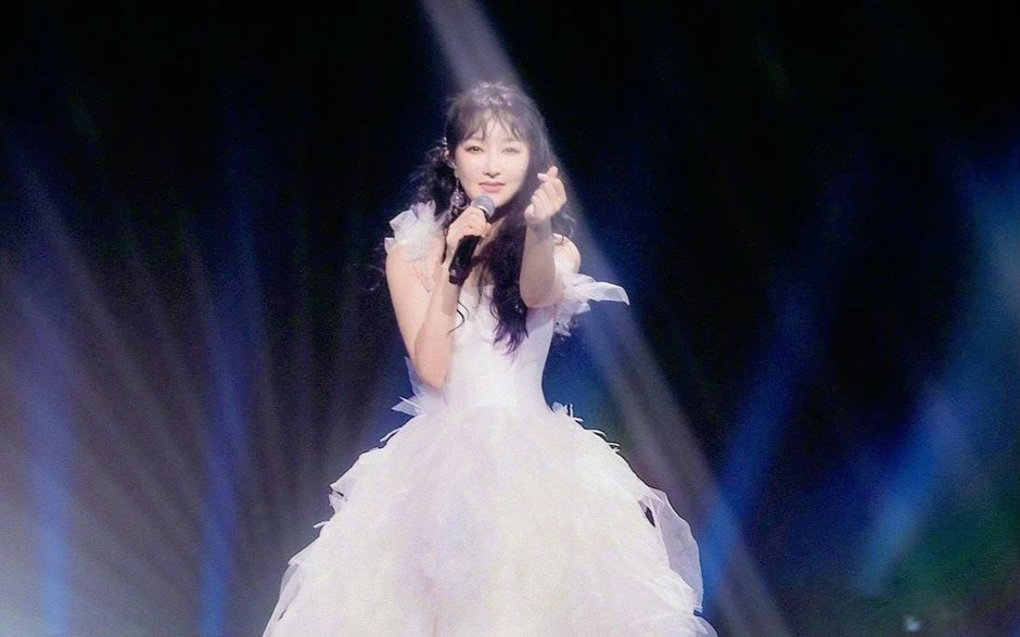 Tát Đỉnh Đỉnh có hit để đời không ai cover nổi, được quốc tế công nhận “tài năng nhất Trung Quốc”