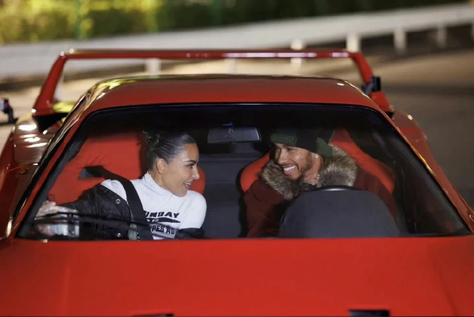 Tay đua Lewis Hamilton công khai yêu đương Kim "siêu vòng ba" Tay đua Lewis Hamilton công khai yêu đương Kim "siêu vòng ba"