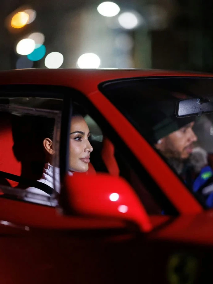 Tay đua Lewis Hamilton công khai yêu đương Kim "siêu vòng ba" Tay đua Lewis Hamilton công khai yêu đương Kim "siêu vòng ba"