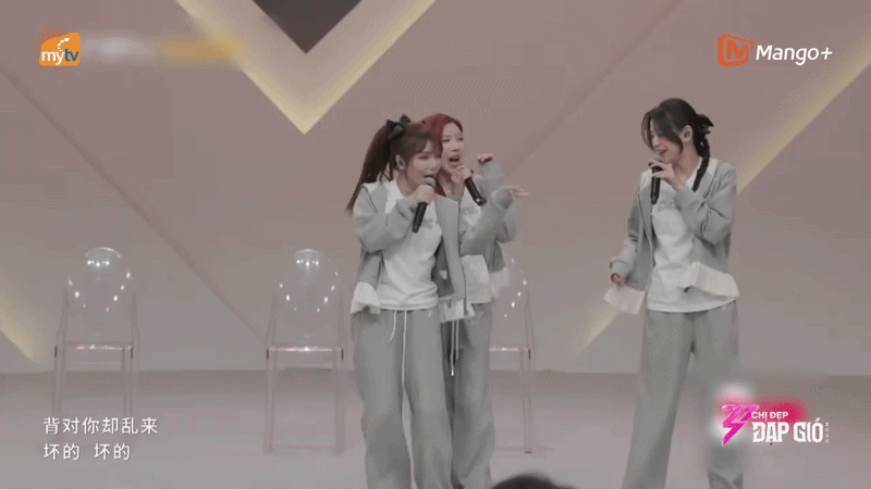 Team Trang Pháp ở show Trung bị BGK phê bình thẳng “chỉ toàn cười đùa” Team Trang Pháp ở show Trung bị BGK phê bình thẳng “chỉ toàn cười đùa”