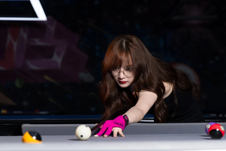 Thả dáng bên bàn bida, Gấm Kami "comeback"? khiến anh em game thủ sững sờ