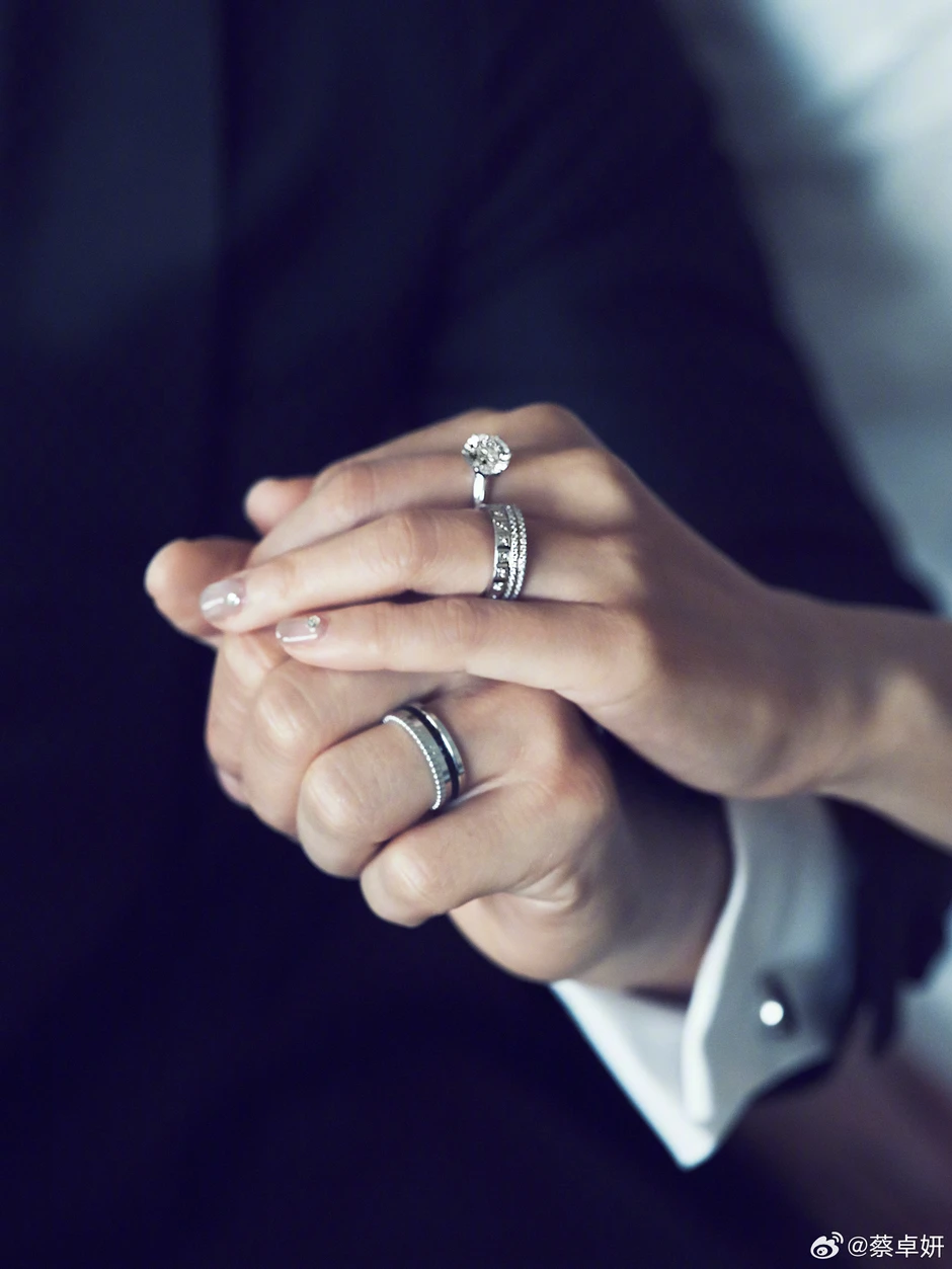 Thái Trác Nghiên (TWINS) cưới “hồng hài nhi” kém 10 tuổi