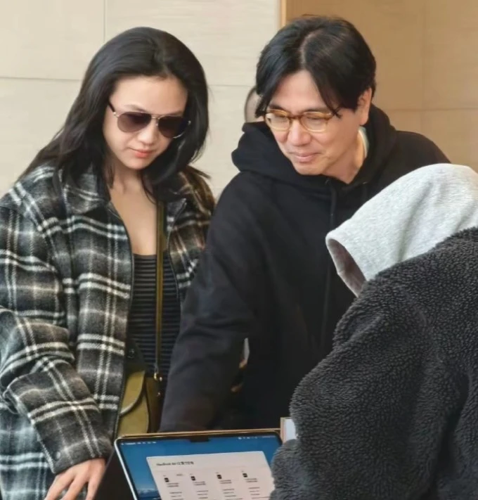 Thang Duy lộ bụng bầu lùm lùm ở tuổi 46