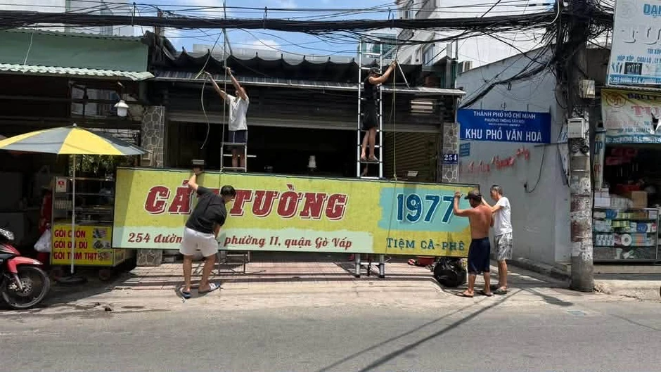 Tháo dỡ biển quán cà phê 25 nghìn một ly ở Gò Vấp của nữ NSƯT nổi đình đám miền Nam một thời