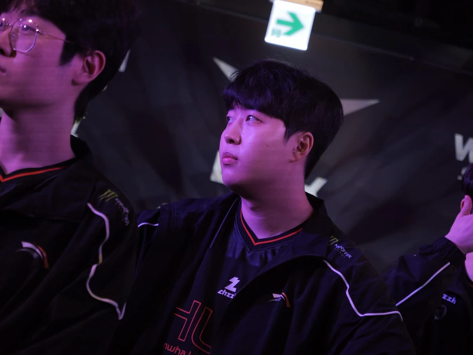 Thi đấu quá lâu ở LPL có thể là một lý do khiến Kanavi gặp khó