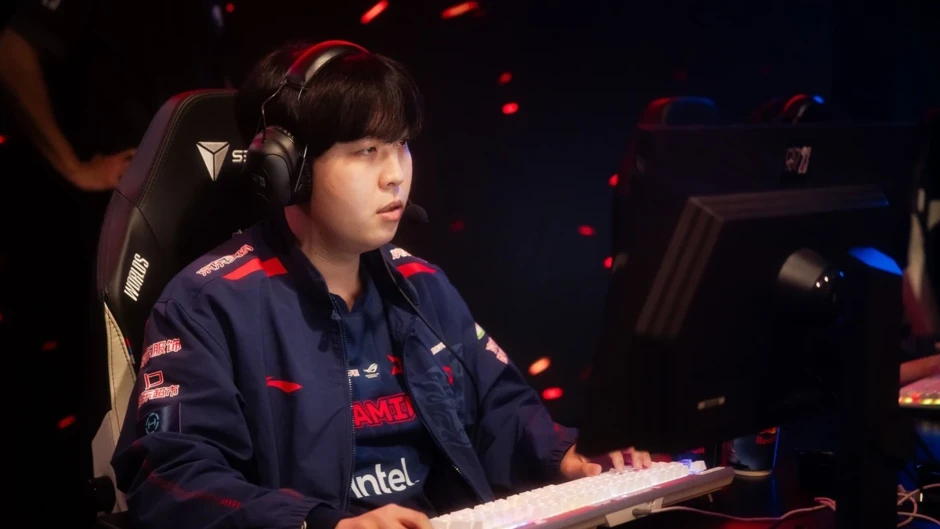 Thi đấu quá lâu ở LPL có thể là một lý do khiến Kanavi gặp khó