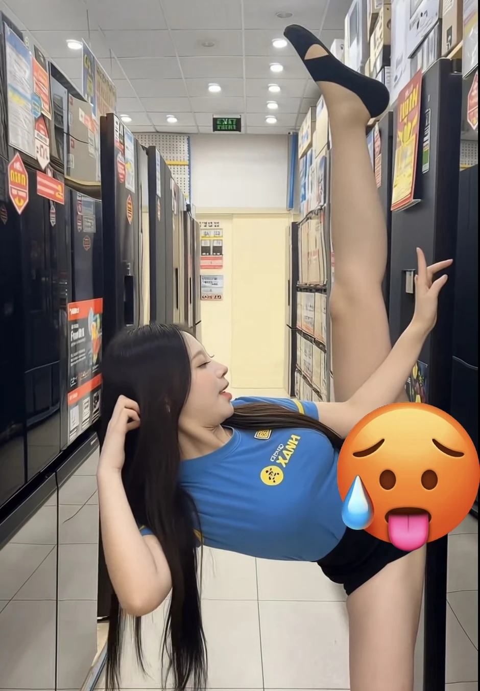 Thực hư clip xoạc "viral" của nữ nhân viên xinh đẹp, dân tình "mắt tròn mắt dẹt" ngỡ ngàng