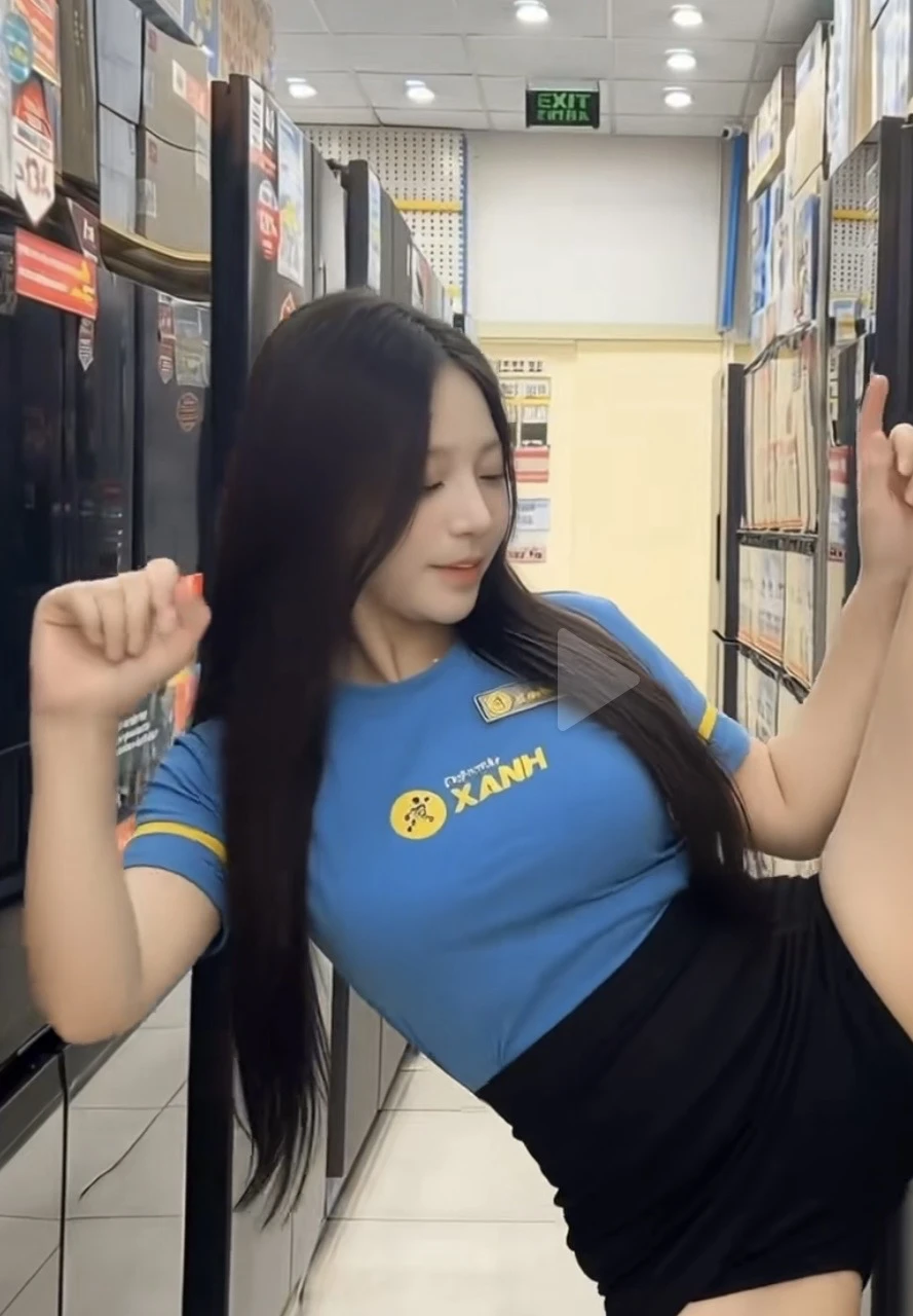 Thực hư clip xoạc "viral" của nữ nhân viên xinh đẹp, dân tình "mắt tròn mắt dẹt" ngỡ ngàng