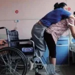 5 tuổi bị đem cho, 8 tuổi gánh cả gia đình, cô bé kiên trì cõng mẹ nuôi bại liệt đi học mỗi ngày kenhtingame com thumb 5 tuoi bi dem cho 8 tuoi ganh ca gia dinh co be kien tri cong me nuoi bai liet di hoc moi ngay 96d21776244777527 940w