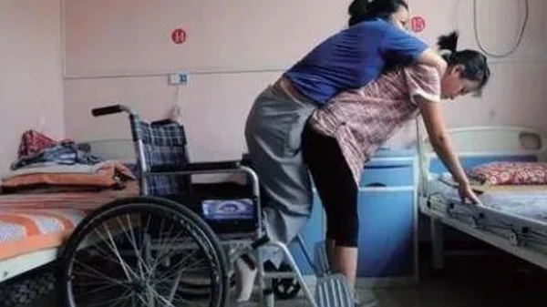 5 tuổi bị đem cho, 8 tuổi gánh cả gia đình, cô bé kiên trì cõng mẹ nuôi bại liệt đi học mỗi ngày kenhtingame com thumb 5 tuoi bi dem cho 8 tuoi ganh ca gia dinh co be kien tri cong me nuoi bai liet di hoc moi ngay 96d21776244777527 940w