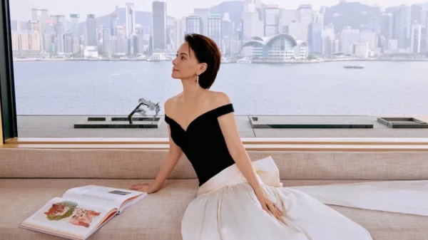 Ảnh hậu vứt bỏ hào quang, nuôi con riêng như con ruột để nhận lại nụ hôn công khai của chồng và "tiểu tam" giữa phố đông kenhtingame com thumb anh hau vut bo hao quang nuoi con rieng nhu con ruot de nhan lai nu hon cong khai cua chong va quot tieu tam quot giua pho dong 74981777464451332 940w