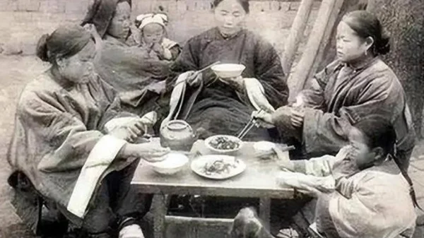 Ảnh thực tế cuộc sống của nhà giàu cuối Thanh triều: Không giống như trên phim, khổ hơn nhiều so với tưởng tượng kenhtingame com thumb anh thuc te cuoc song cua nha giau cuoi thanh trieu khong giong nhu tren phim kho hon nhieu so voi tuong tuong d10e1775668541125 940w