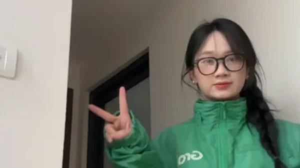 Bắt gặp cô gái chạy Grab, CĐM ngỡ ngàng trước nhan sắc dịu dàng đến khó tin kenhtingame com thumb bat gap co gai chay grab cdm ngo ngang truoc nhan sac diu dang den kho tin f1041776918933763 940w