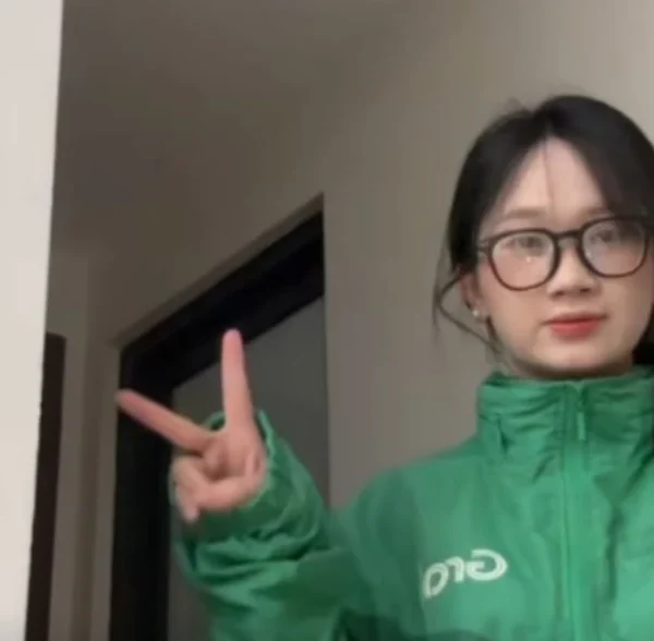 Bắt gặp cô gái chạy Grab, CĐM ngỡ ngàng trước nhan sắc dịu dàng đến khó tin kenhtingame com thumb bat gap co gai chay grab cdm ngo ngang truoc nhan sac diu dang den kho tin f1041776918933763 940w