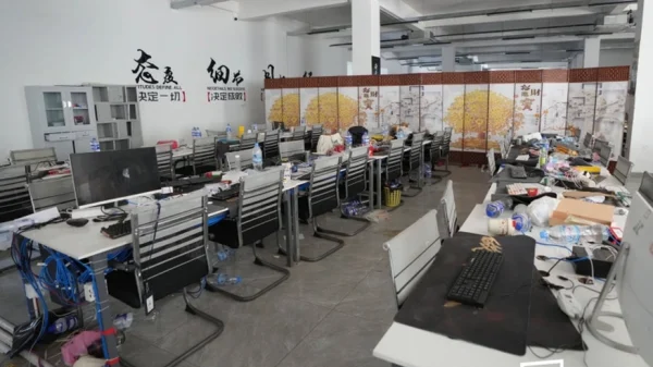 Bên trong hang ổ khổng lồ nơi 10.000 "công nhân" đã lừa đảo người dân toàn cầu: Kịch bản, thẻ SIM vương vãi khắp 29 tòa nhà kenhtingame com thumb ben trong hang o khong lo noi 10000 quot cong nhan quot da lua dao nguoi dan toan cau kich ban the sim vuong vai khap 29 toa nha a28d1775718833870 940w