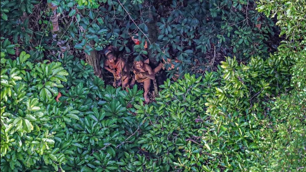 Bộ tộc biệt lập nhất ở Amazon khiến thế giới ngỡ ngàng với hình ảnh người trẻ dùng smartphone nhoay nhoáy kenhtingame com thumb bo toc biet lap nhat o amazon khien the gioi ngo ngang voi hinh anh nguoi tre dung smartphone nhoay nhoay 57731775376147831 940w