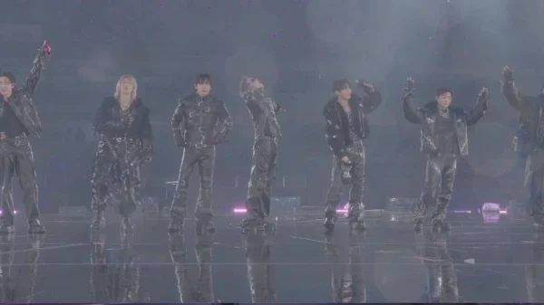 BTS "hóa thần", đội cả cơn mưa lớn mở màn World Tour lớn nhất lịch sử! kenhtingame com thumb bts quot hoa than quot doi ca con mua lon mo man world tour lon nhat lich su 71d91775733732939 940w