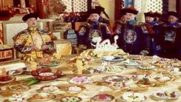 Càn Long từng mời 3.000 người già đến ăn tiệc, nhưng tại sao nhiều người lại qua đời ngay sau đó? Họ đã ăn gì? kenhtingame com thumb can long tung moi 3000 nguoi gia den an tiec nhung tai sao nhieu nguoi lai qua doi ngay sau do ho da an gi ad6e1775787067194 940w
