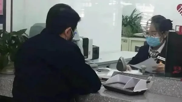 Cho bạn vay 460 triệu đồng, 1 ngày sau người đàn ông đòi lại nhưng đối phương không trả, toà tuyên bố: Ngân hàng phải trả 30% kenhtingame com thumb cho ban vay 460 trieu dong 1 ngay sau nguoi dan ong doi lai nhung doi phuong khong tra toa tuyen bo ngan hang phai tra 30 05d81775241905409 940w