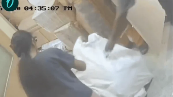 Con gái gói cha vào bao tải, gửi bưu cục để quay video câu view kenhtingame com thumb con gai goi cha vao bao tai gui buu cuc de quay video cau view 57bc1775192648404 940w