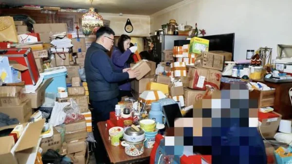 Cụ bà chốt hàng nghìn đơn online nhưng không bao giờ tháo hộp, 30 người dọn 12 giờ mới thấy mặt sàn: Phía sau là cả câu chuyện buồn kenhtingame com thumb cu ba chot hang nghin don online nhung khong bao gio thao hop 30 nguoi don 12 gio moi thay mat san phia sau la ca cau chuyen buon 25e81775027159821 940w