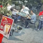 Cục nóng điều hòa trên cao bất ngờ rơi xuống sân, camera ghi lại khoảnh khắc khó tin kenhtingame com thumb cuc nong dieu hoa tren cao bat ngo roi xuong san camera ghi lai khoanh khac kho tin cbc61776665536097 940w