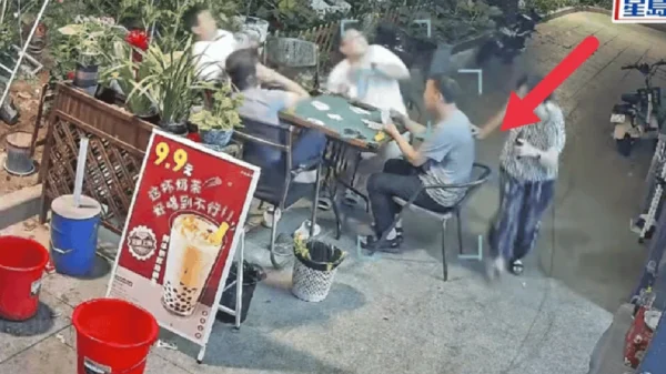 Cục nóng điều hòa trên cao bất ngờ rơi xuống sân, camera ghi lại khoảnh khắc khó tin kenhtingame com thumb cuc nong dieu hoa tren cao bat ngo roi xuong san camera ghi lai khoanh khac kho tin cbc61776665536097 940w