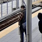 Đang bấm điện thoại, người đàn ông bất ngờ bị kẻ lạ đẩy xuống đường ray khi đoàn tàu lao tới kenhtingame com thumb dang bam dien thoai nguoi dan ong bat ngo bi ke la day xuong duong ray khi doan tau lao toi 26ae1775308318619 940w