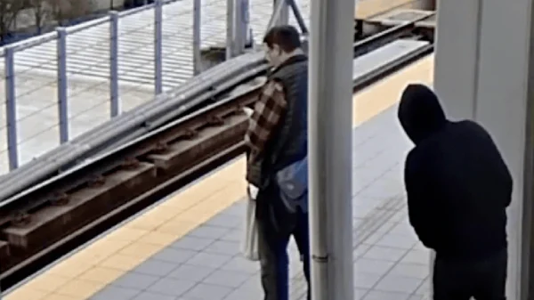 Đang bấm điện thoại, người đàn ông bất ngờ bị kẻ lạ đẩy xuống đường ray khi đoàn tàu lao tới kenhtingame com thumb dang bam dien thoai nguoi dan ong bat ngo bi ke la day xuong duong ray khi doan tau lao toi 26ae1775308318619 940w