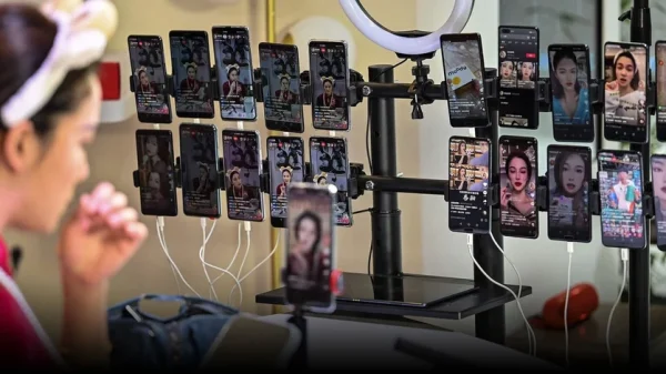 Góc khuất nghề livestream: Ngồi trước màn hình 10 tiếng liên tục đến mức khó thở, buồn nôn, nhiều người đã muốn bỏ nghề kenhtingame com thumb goc khuat nghe livestream ngoi truoc man hinh 10 tieng lien tuc den muc kho tho buon non nhieu nguoi da muon bo nghe 7c161775627887036 940w