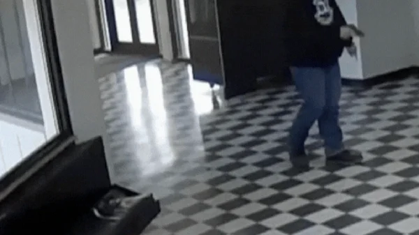 Học sinh cũ mang súng vào trường gây thảm sát, hiệu trưởng có lựa chọn quyết định khiến mọi thứ đổi chiều kenhtingame com thumb hoc sinh cu mang sung vao truong gay tham sat hieu truong co lua chon quyet dinh khien moi thu doi chieu ad741776254577871 940w