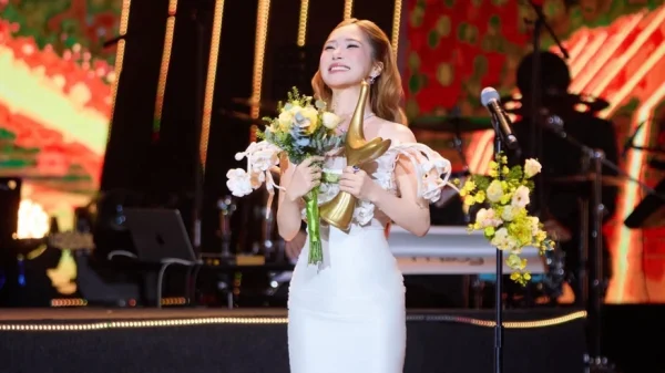 Hơn 18 nghìn lượt phẫn nộ bài đăng nhận giải Cống hiến của Hương Tràm kenhtingame com thumb hon 18 nghin luot phan no bai dang nhan giai cong hien cua huong tram e2841776318806137 940w