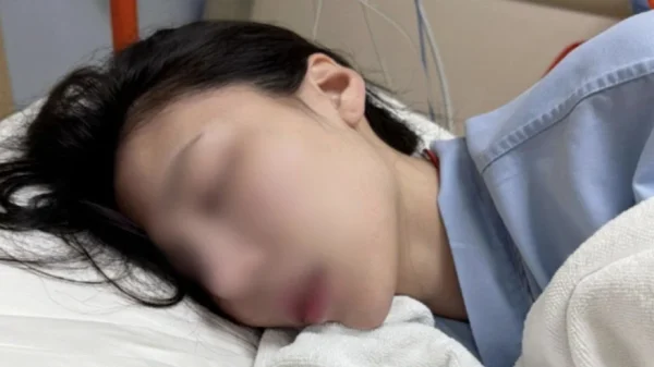 Hot girl nghi bị “bắn” thuốc mê trong lễ hội Songkran bằng súng nước, toàn thân co giật và ngã gục trên đường kenhtingame com thumb hot girl nghi bi ban thuoc me trong le hoi songkran bang sung nuoc toan than co giat va nga guc tren duong 44771776577823701 940w