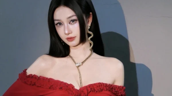 Jun Vũ cosplay Boa Hancock theo phong cách "kín cổng cao tường" kenhtingame com thumb jun vu cosplay boa hancock theo phong cach quot kin cong cao tuong quot 4b8e1776694778902 940w