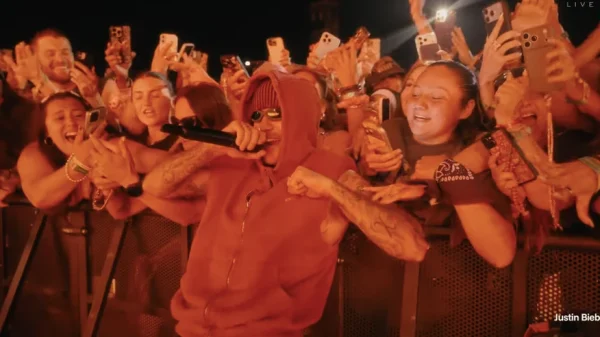 Justin Bieber trở lại Coachella, hoà vào đám đông 125 nghìn người, đứng yên cho fan ôm chặt kenhtingame com thumb justin bieber tro lai coachella hoa vao dam dong 125 nghin nguoi dung yen cho fan om chat e61b1776581837009 940w