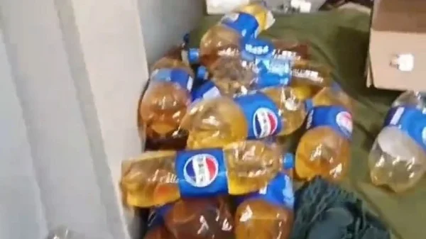 Khách trọ để lại hàng chục chai nước tiểu chất kín phòng, chủ nhà mất 2 tiếng mới dọn hết kenhtingame com thumb khach tro de lai hang chuc chai nuoc tieu chat kin phong chu nha mat 2 tieng moi don het c7591776595891540 940w