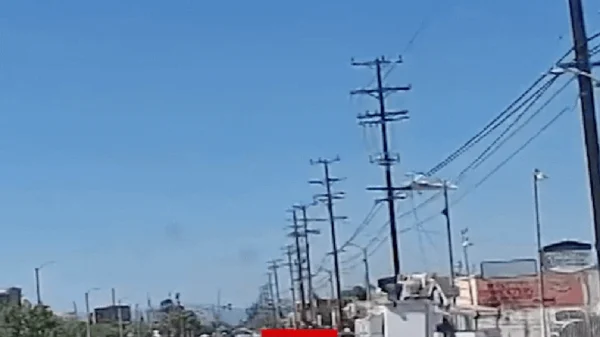 Khoảnh khắc kinh hoàng: Máy bay đâm vào cột điện rồi rơi xuống đất kenhtingame com thumb khoanh khac kinh hoang may bay dam vao cot dien roi roi xuong dat 26ad1776916104558 940w