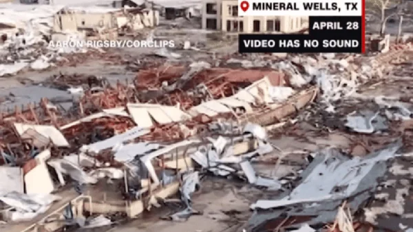 Lốc xoáy với sức gió 233 km/h "cuốn phăng" một thị trấn, nhiều người mất hết nhà cửa trong chớp mắt kenhtingame com thumb loc xoay voi suc gio 233 km h quot cuon phang quot mot thi tran nhieu nguoi mat het nha cua trong chop mat 22b71777547607179 940w