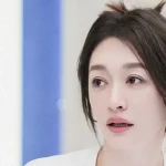 Lý Tiểu Nhiễm hát dở đến mức nổi tiếng cả Việt Nam, khóc 2 đêm vì lệch tông trở thành trò cười cõi mạng kenhtingame com thumb ly tieu nhiem hat do den muc noi tieng ca viet nam khoc 2 dem vi lech tong tro thanh tro cuoi coi mang 7b0b1776745268465 940w