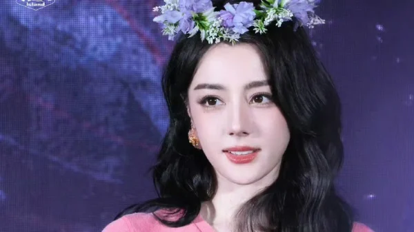 Mỹ nam bị coi là kẹo cao su dính dưới giày của Địch Lệ Nhiệt Ba kenhtingame com thumb m nam bi coi la keo cao su dinh duoi giay cua dich le nhiet ba 8fc81775122217443 940w