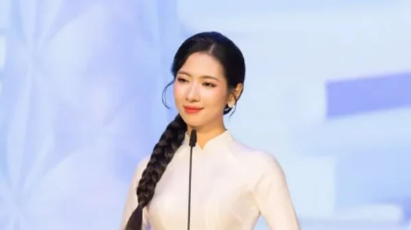 Mỹ nhân Việt cất giọng chấn động lễ tốt nghiệp thì ra có quan hệ với Dược sĩ Tiến kenhtingame com thumb m nhan viet cat giong chan dong le tot nghiep thi ra co quan he voi duoc si tien 7fe41777548991020 940w