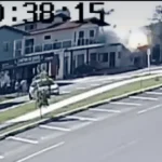 Máy bay đâm vào nhà hàng bốc cháy dữ dội như quả cầu lửa, người trên đường tháo chạy kenhtingame com thumb may bay dam vao nha hang boc chay du doi nhu qua cau lua nguoi tren duong thao chay 49ad1775300684645 940w