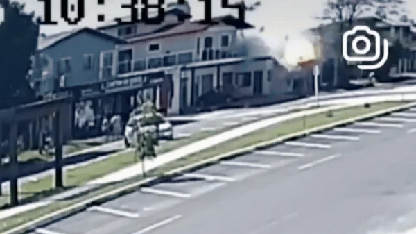 Máy bay đâm vào nhà hàng bốc cháy dữ dội như quả cầu lửa, người trên đường tháo chạy kenhtingame com thumb may bay dam vao nha hang boc chay du doi nhu qua cau lua nguoi tren duong thao chay 49ad1775300684645 940w