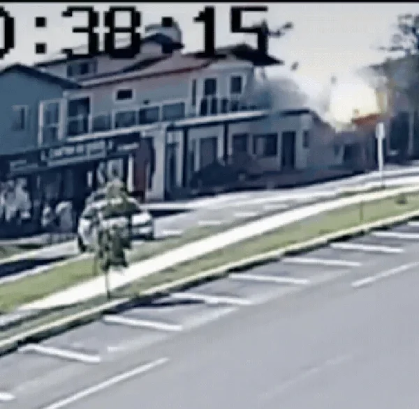 Máy bay đâm vào nhà hàng bốc cháy dữ dội như quả cầu lửa, người trên đường tháo chạy kenhtingame com thumb may bay dam vao nha hang boc chay du doi nhu qua cau lua nguoi tren duong thao chay 49ad1775300684645 940w