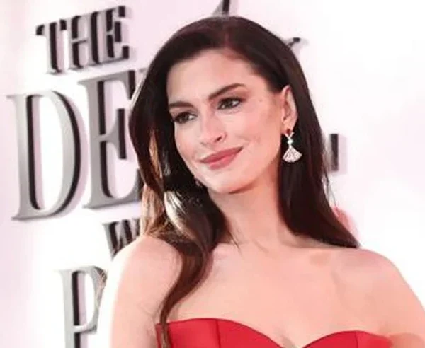 Mở mắt đúng cách là thấy Anne Hathaway hôn Dakota Johnson kenhtingame com thumb mo mat dung cach la thay anne hathaway hon dakota johnson f9be1777390836931 940w