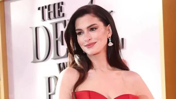 Mở mắt đúng cách thấy là thấy Anne Hathaway hôn Dakota Johnson kenhtingame com thumb mo mat dung cach thay la thay anne hathaway hon dakota johnson 70b71777386132980 940w