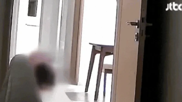 Mới sinh ở bệnh viện gọi cho chồng không được, cô vợ check camera rồi bất ngờ nhận ra "vật thể lạ" di chuyển lên giường mình kenhtingame com thumb moi sinh o benh vien goi cho chong khong duoc co vo check camera roi bat ngo nhan ra quot vat the la quot di chuyen len giuong minh d3b21775210714884 940w