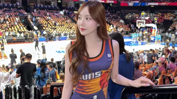 Ngẫu hứng chụp hình ở sân bóng rổ, hot girl bất ngờ viral vì quá xinh đẹp kenhtingame com thumb ngau hung chup hinh o san bong ro hot girl bat ngo viral vi qua xinh dep c2de1776670260070 940w