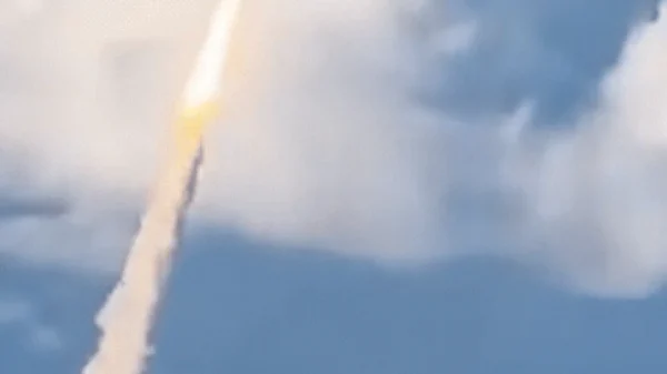 Ngoài cửa sổ máy bay là lịch sử: Hành khách vô tình bắt gặp cảnh tên lửa đưa con người lên Mặt trăng sau 54 năm kenhtingame com thumb ngoai cua so may bay la lich su hanh khach vo tinh bat gap canh ten lua dua con nguoi len mat trang sau 54 nam be511775213642473 940w