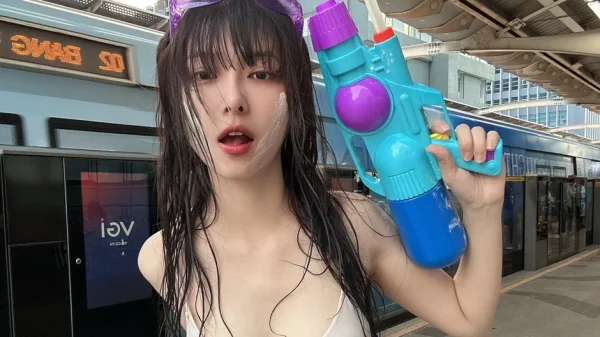 Nhan sắc gây mê của hot girl tại lễ hội té nước, hứng trọn combo đến "ướt nhẹp" vẫn cực kỳ quyến rũ kenhtingame com thumb nhan sac gay me cua hot girl tai le hoi te nuoc hung tron combo den quot uot nhep quot van cuc ky quyen ru 6edf1776434649629 940w